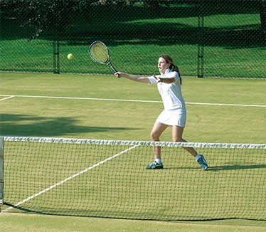 Girl playing tennis on a tenniturf tennis court carpet by en Tout Cas